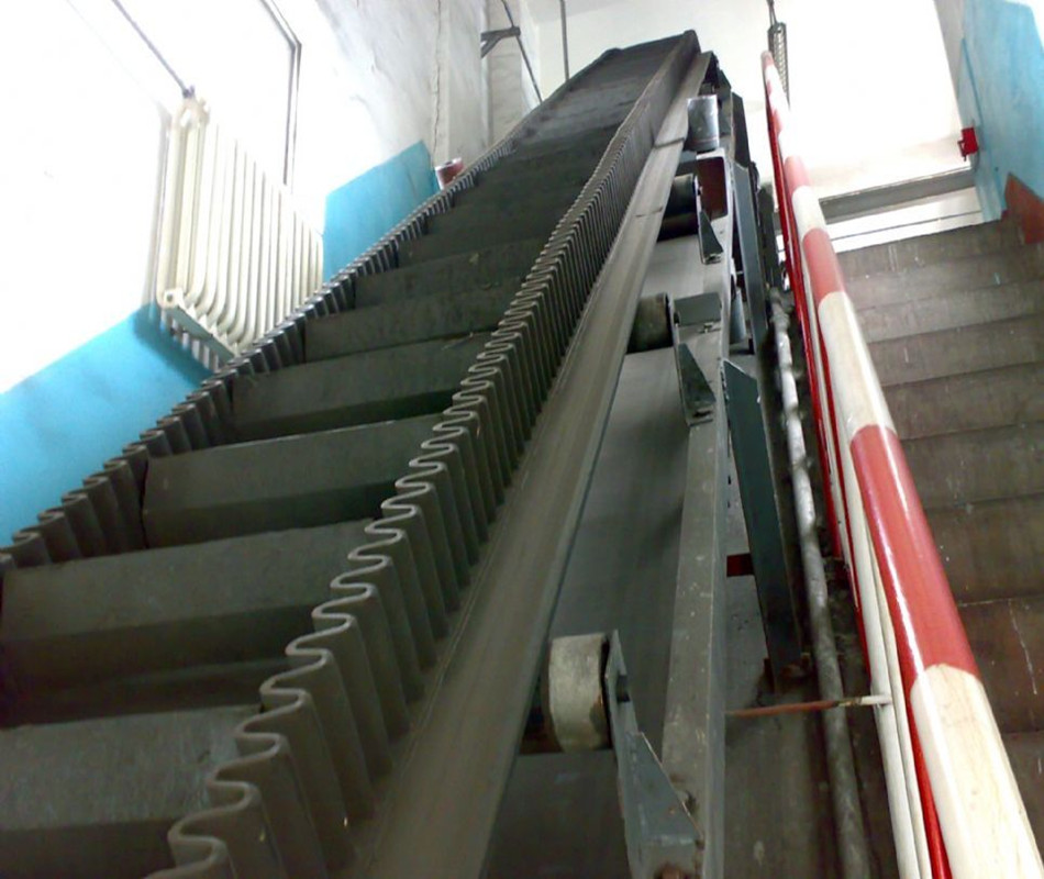 裙邊皮帶輸送機(jī)使用時(shí)容易出現(xiàn)哪些問(wèn)題