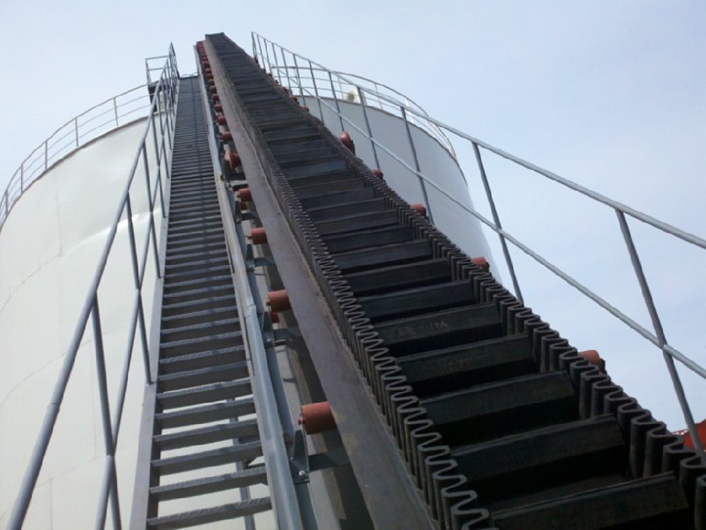 大傾角皮帶輸送機(jī)的清潔和維護(hù)